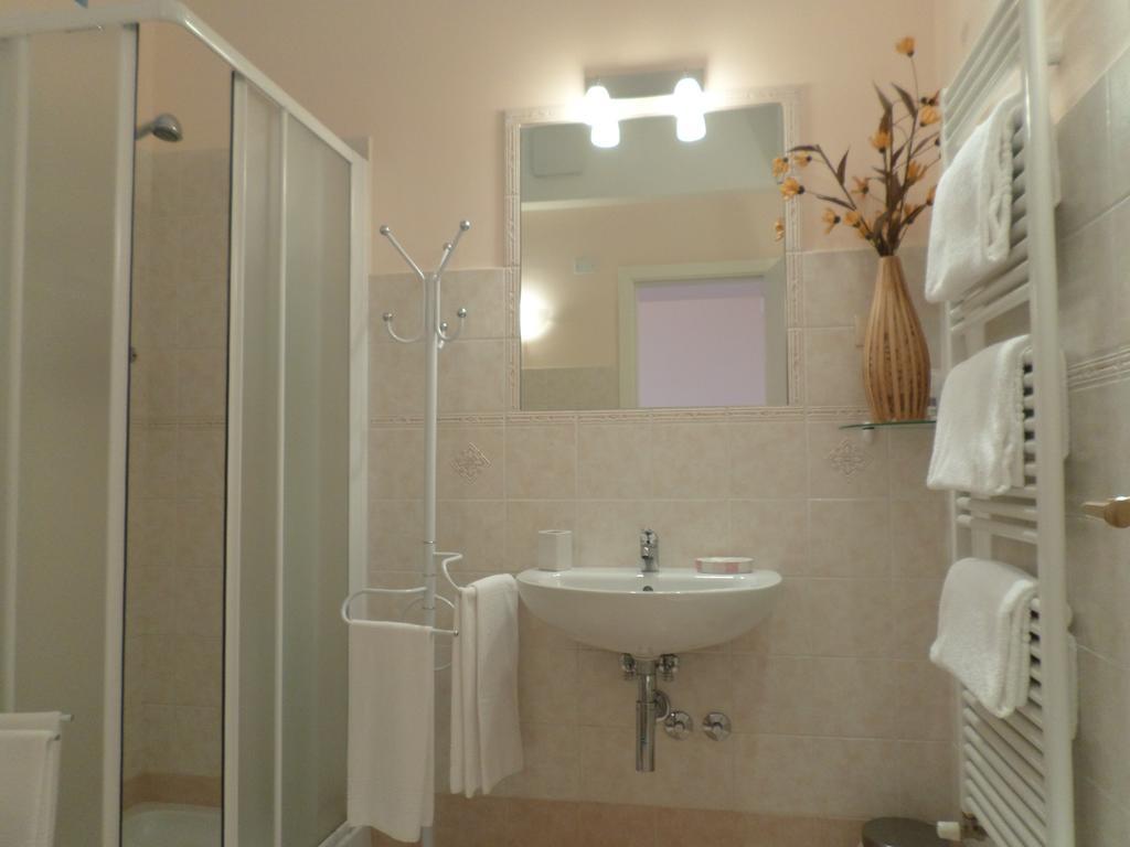 Bed And Breakfast " Il Tesoro Di Mario " Falconara Marittima Rum bild
