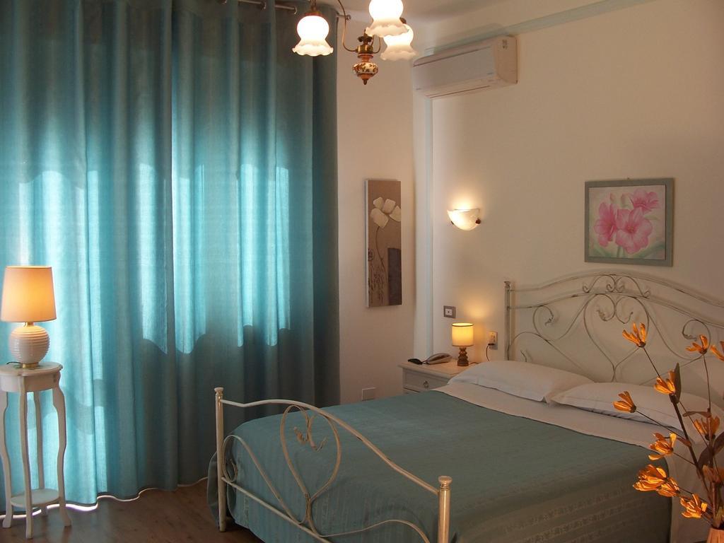 Bed And Breakfast " Il Tesoro Di Mario " Falconara Marittima Rum bild